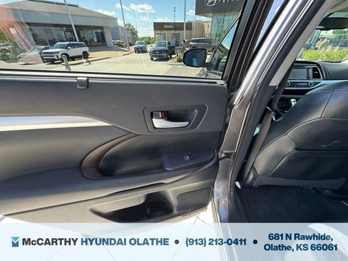 Used 2015 Toyota Highlander XLE image 17