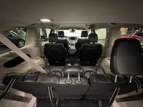 Used 2022 Chrysler Pacifica Touring-L image 18