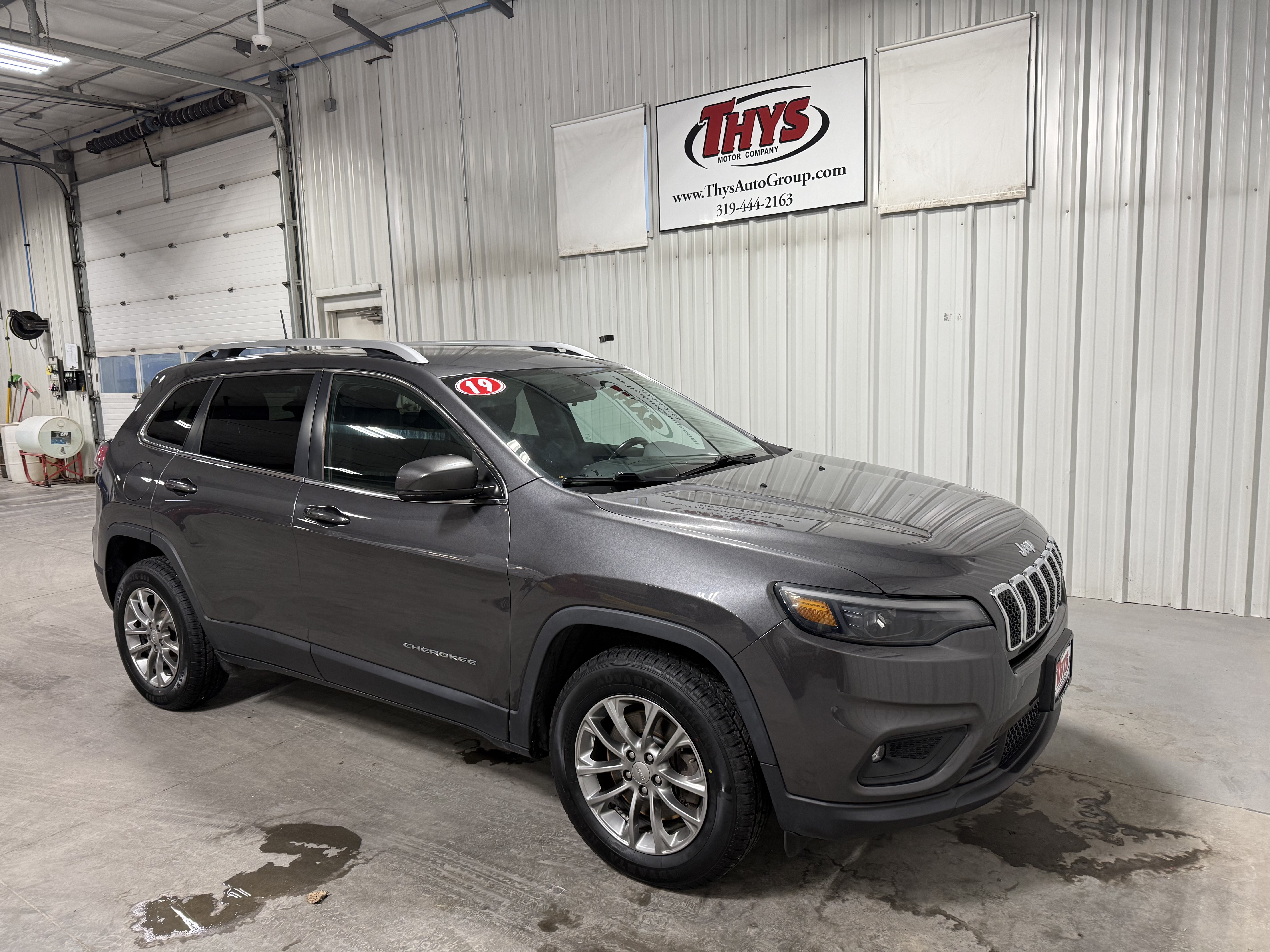 Used 2019 Jeep Cherokee Latitude Plus w/ Cold Weather Group AWD/4WD image 1