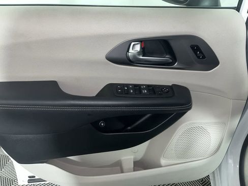 Used 2023 Chrysler Pacifica Touring-L image 13