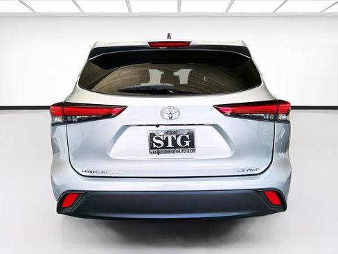 Used 2022 Toyota Highlander LE AWD/4WD image 5