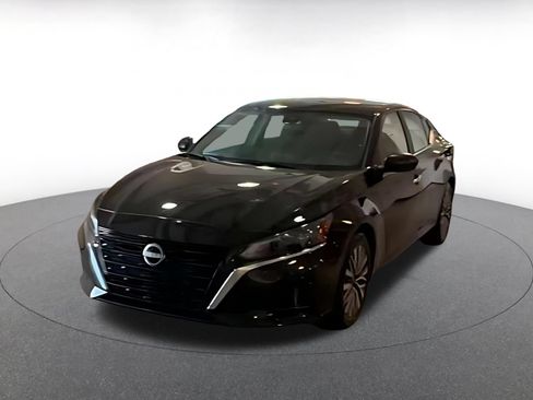 Used 2025 Nissan Altima 2.5 SV FWD image 2