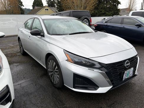 Used 2024 Nissan Altima 2.5 SV image 2