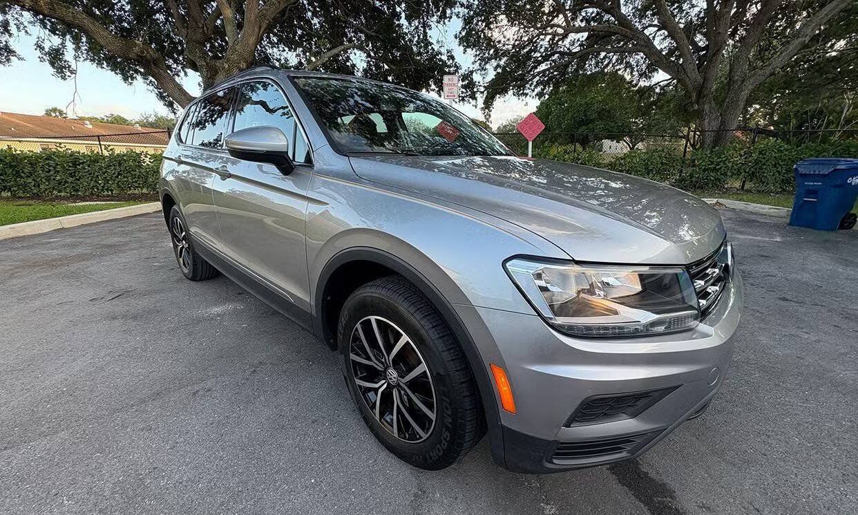 Used 2021 Volkswagen Tiguan SE w/ Panoramic Sunroof Package FWD image 1