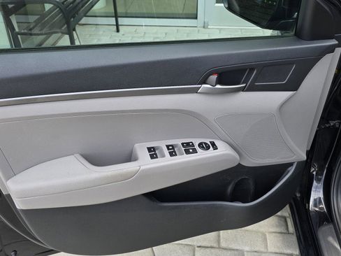 Used 2018 Hyundai Elantra SE FWD image 19