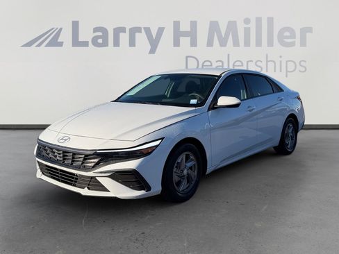 Certified 2025 Hyundai Elantra SE w/ Cargo Package image 1