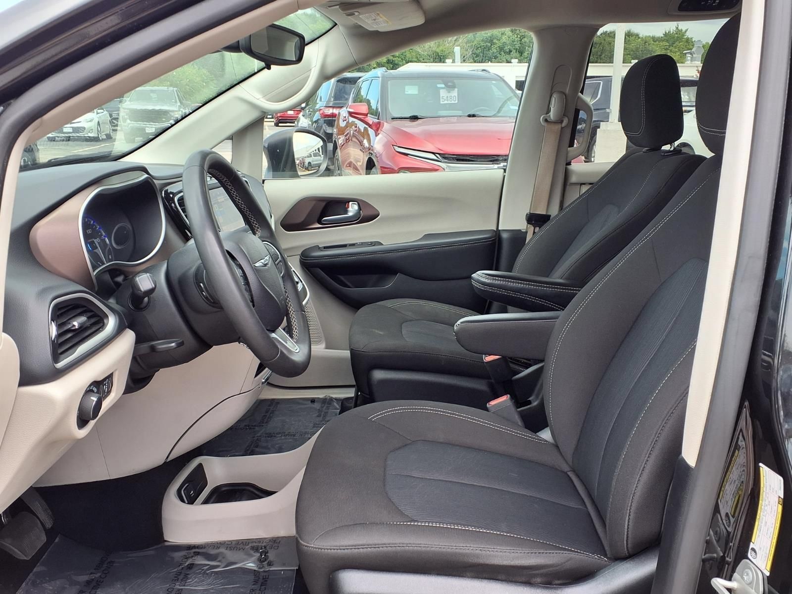 Used 2023 Chrysler Voyager LX FWD image 17