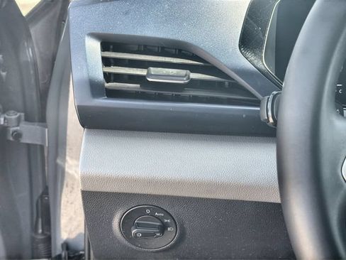 Used 2023 Volkswagen Taos SE w/ Panoramic Sunroof Package FWD image 17