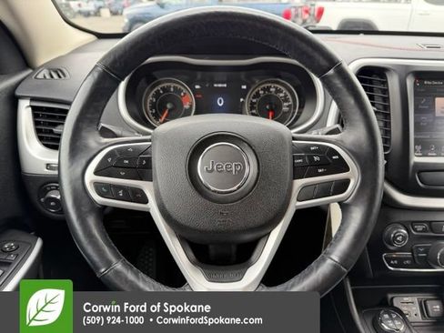 Used 2017 Jeep Cherokee Trailhawk AWD/4WD image 21