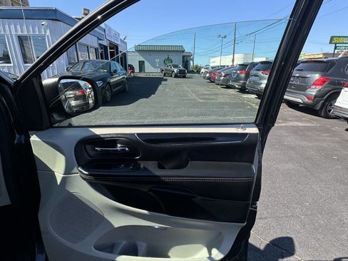 Used 2017 Dodge Grand Caravan SXT image 34