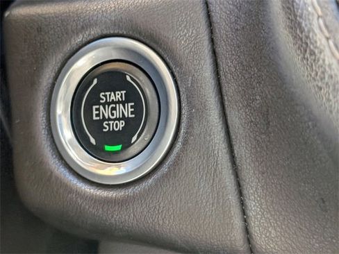 Used 2022 GMC Yukon XL SLT w/ SLT Luxury Package image 34