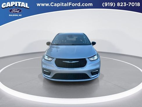 Used 2024 Chrysler Pacifica Touring-L image 3