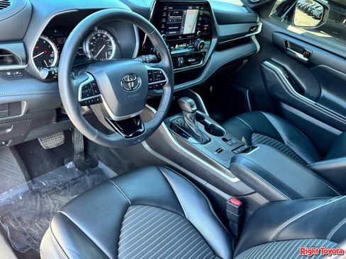 Used 2022 Toyota Highlander XSE FWD image 19
