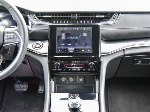 Used 2023 Jeep Grand Cherokee Altitude AWD/4WD image 19