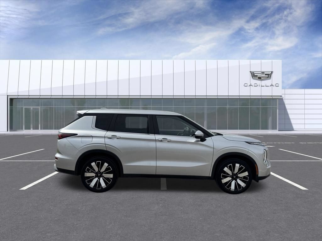 Used 2025 Mitsubishi Outlander SE AWD/4WD image 2