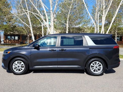 Used 2024 Kia Carnival LX image 4