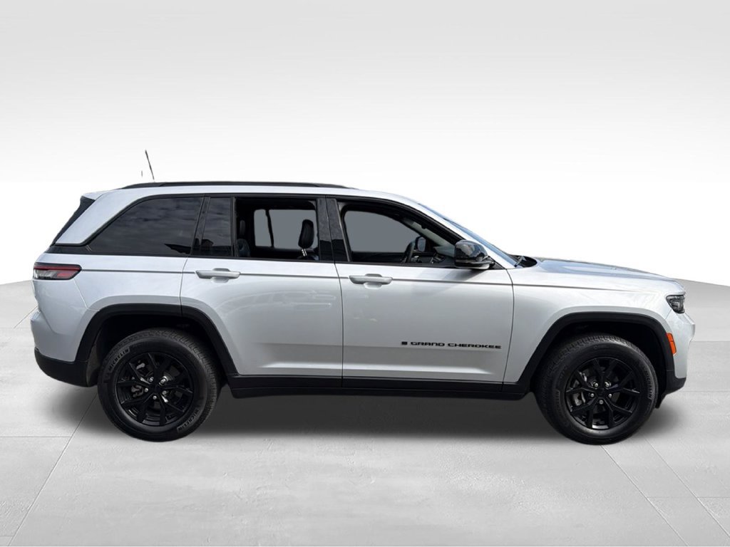 Used 2024 Jeep Grand Cherokee Altitude RWD image 9