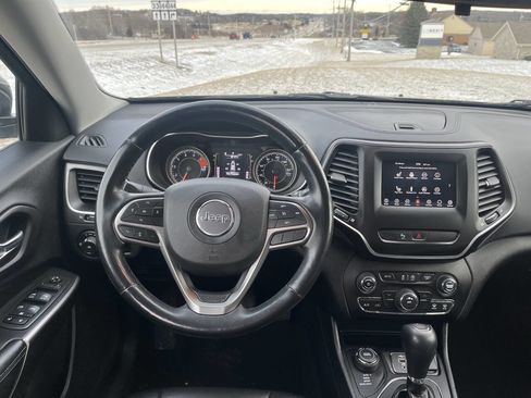 Used 2019 Jeep Cherokee Latitude Plus w/ Cold Weather Group image 16