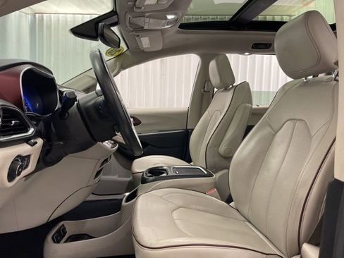 Used 2020 Chrysler Pacifica Limited image 10