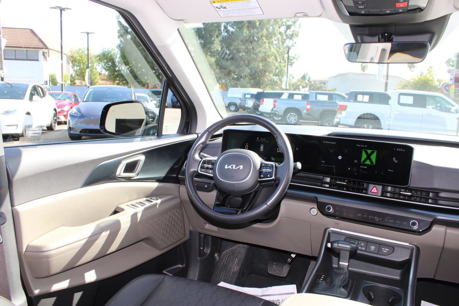 Used 2025 Kia Carnival FWD image 27