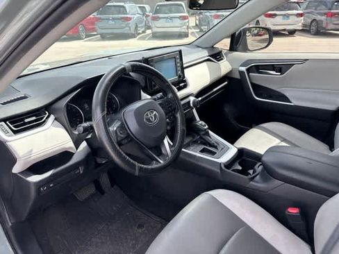 Used 2019 Toyota RAV4 XLE Premium FWD image 9