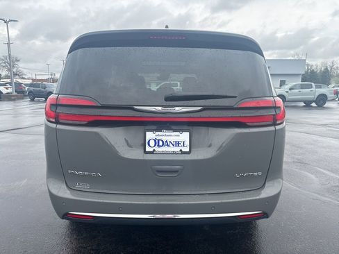 Used 2023 Chrysler Pacifica Limited image 7