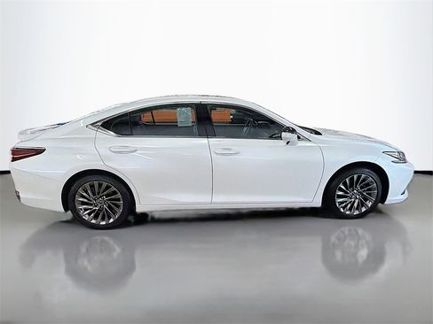 Used 2024 Lexus ES 300h w/ Accessory Package (Z2) image 8
