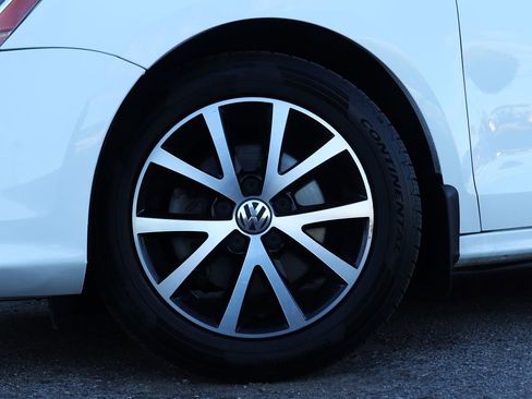Used 2017 Volkswagen Jetta SE image 5