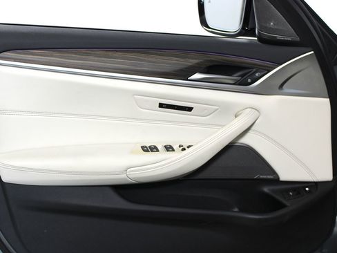 Used 2023 BMW 530e w/ M Sport Package image 6