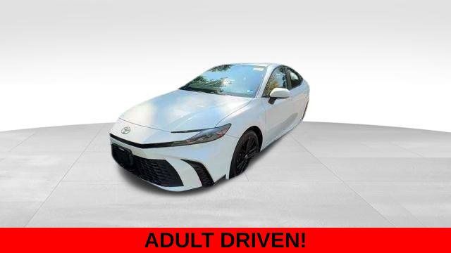 Used 2025 Toyota Camry SE FWD image 2