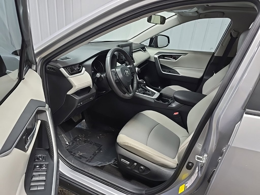 Used 2021 Toyota RAV4 XLE Premium FWD image 29