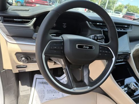 Certified 2025 Jeep Grand Cherokee Limited AWD/4WD image 18
