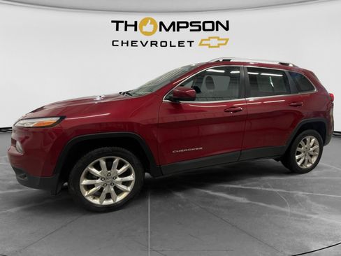 Used 2017 Jeep Cherokee Limited AWD/4WD image 2