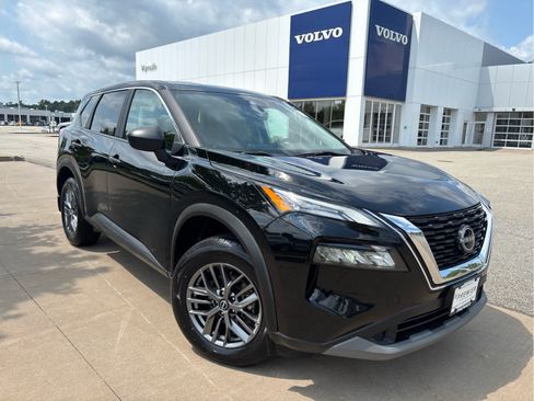 Used 2023 Nissan Rogue S AWD/4WD image 2