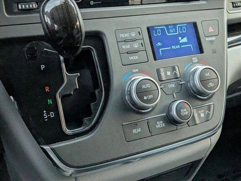 Used 2018 Toyota Sienna XLE image 11