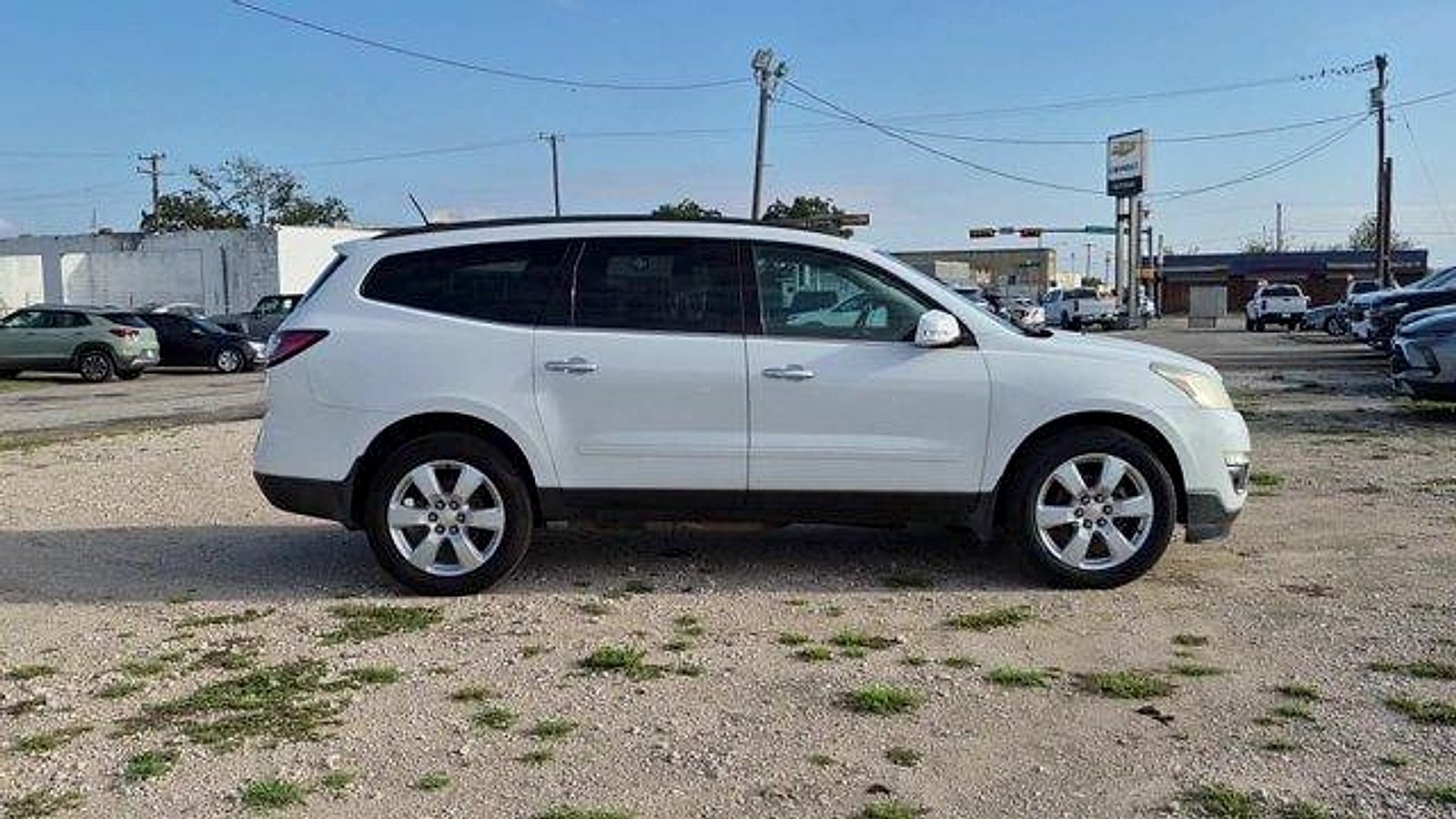 Used 2017 Chevrolet Traverse LT w/ Style and Technology Package FWD image 9