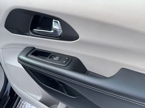 Used 2024 Chrysler Pacifica Touring-L image 25