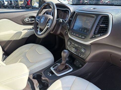 Used 2018 Jeep Cherokee Overland w/ Technology Group AWD/4WD image 30