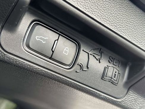 Used 2022 Ford Explorer XLT w/ Equipment Group 202A image 13