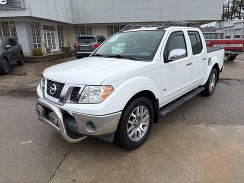 Used 2011 Nissan Frontier SL image 2