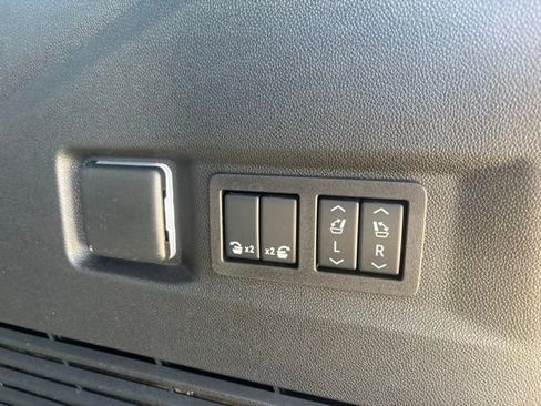 Used 2025 Chevrolet Tahoe High Country AWD/4WD image 9