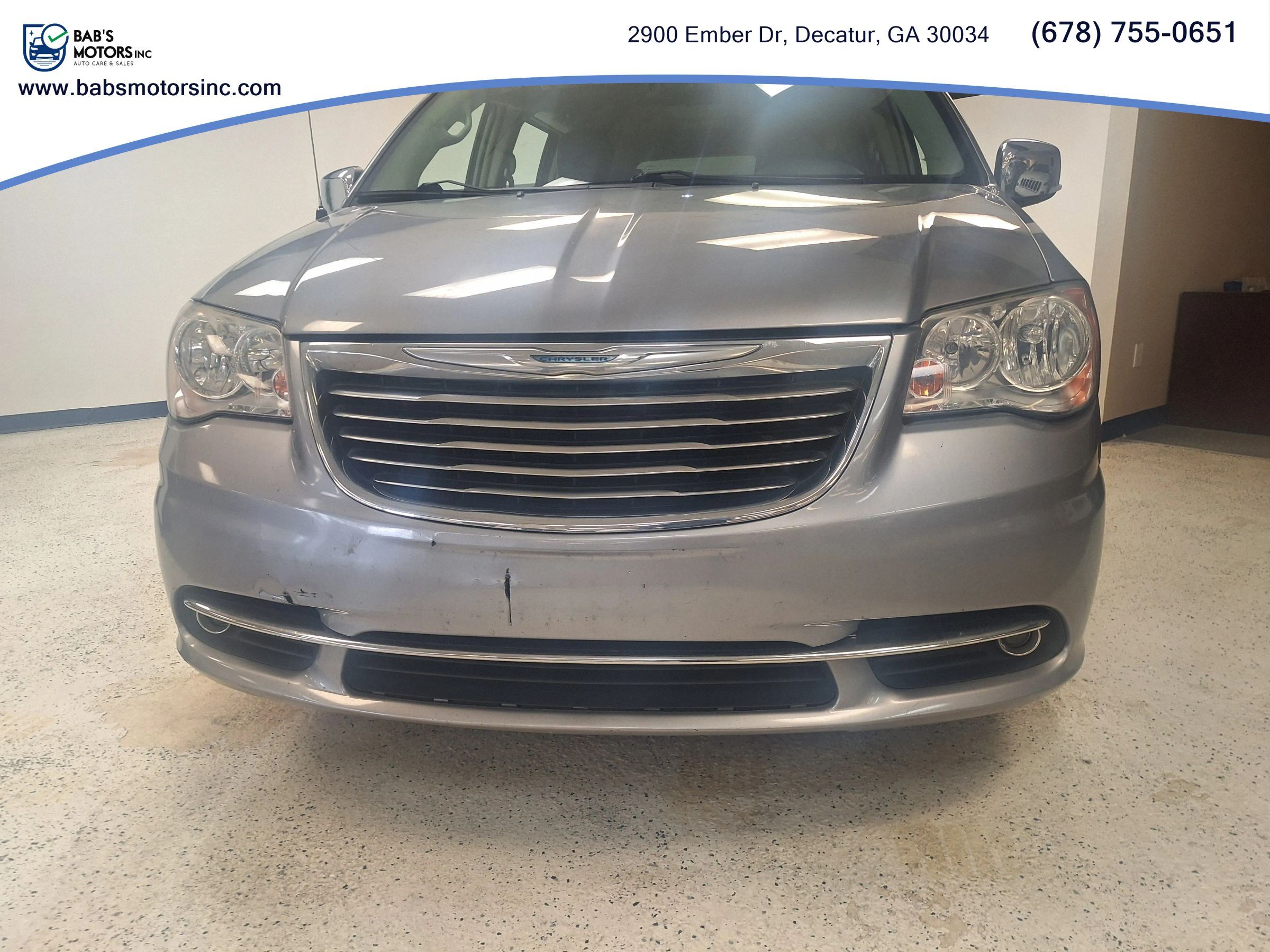 Used 2015 Chrysler Town & Country Touring-L w/ Driver Convenience Group FWD image 2