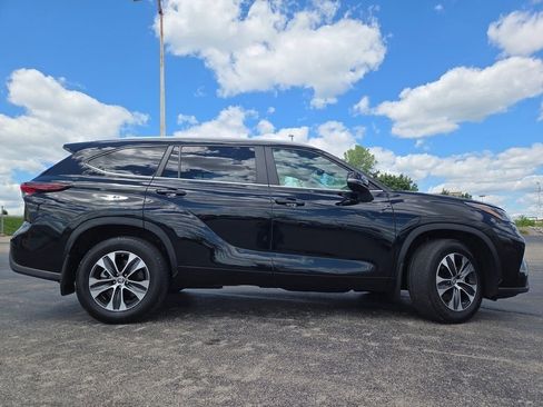 Used 2024 Toyota Highlander XLE AWD/4WD image 25