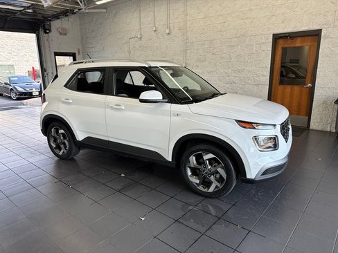 Used 2025 Hyundai Venue SEL FWD image 1