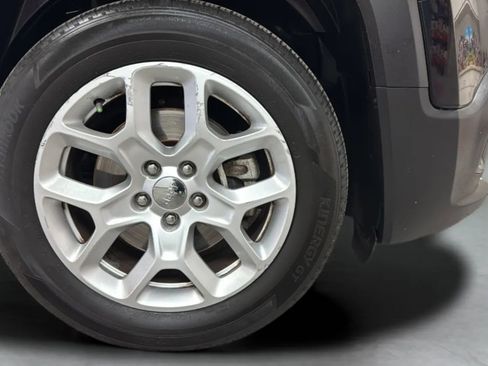 Used 2018 Jeep Renegade Latitude w/ Popular Equipment Group FWD image 29