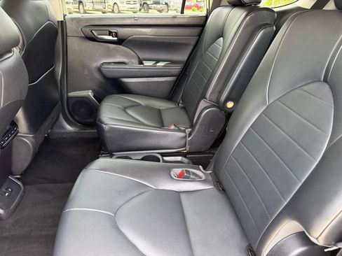 Used 2021 Toyota Highlander XLE FWD image 27