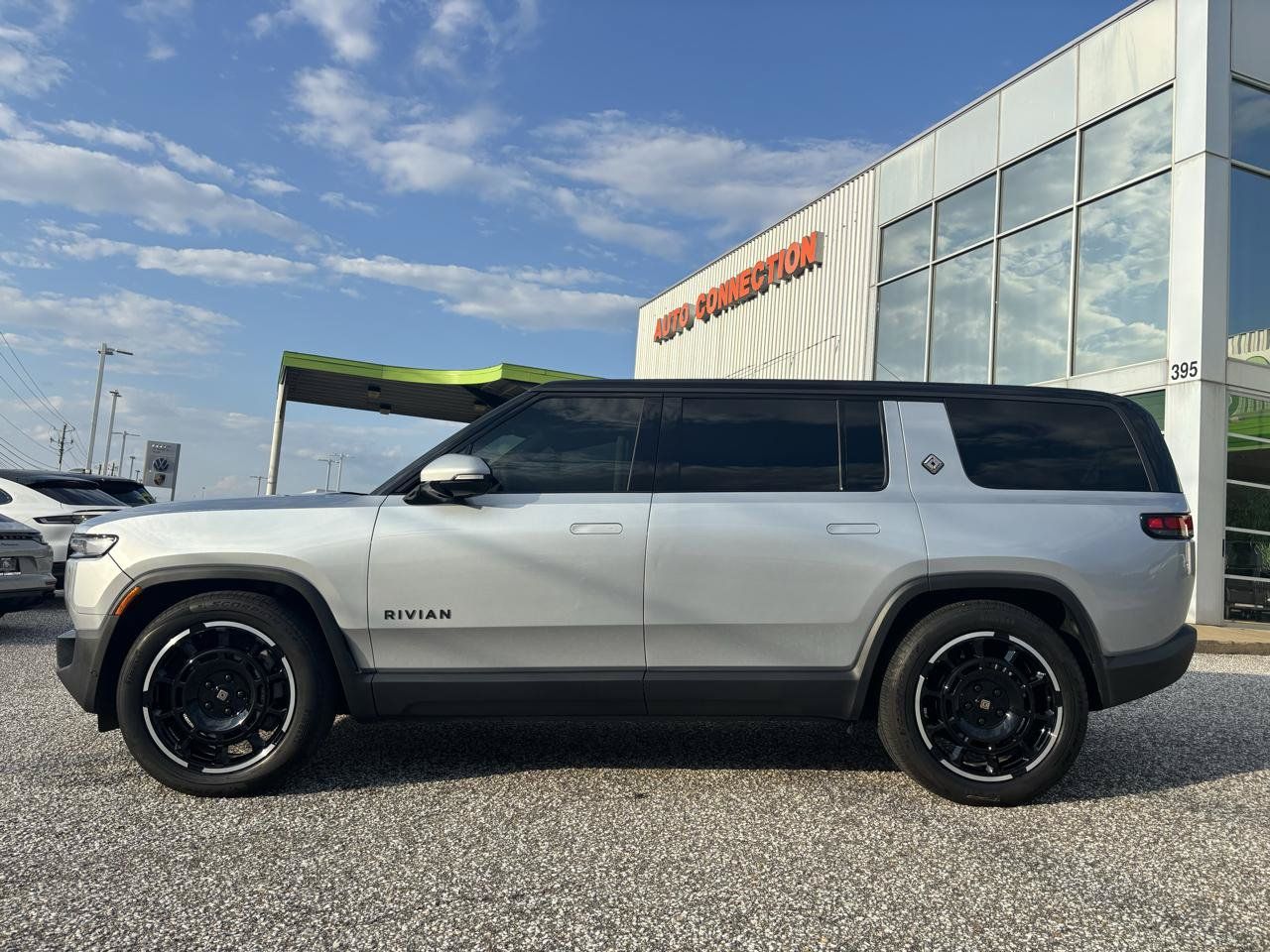 Used 2025 Rivian R1S Adventure Dual AWD/4WD image 2