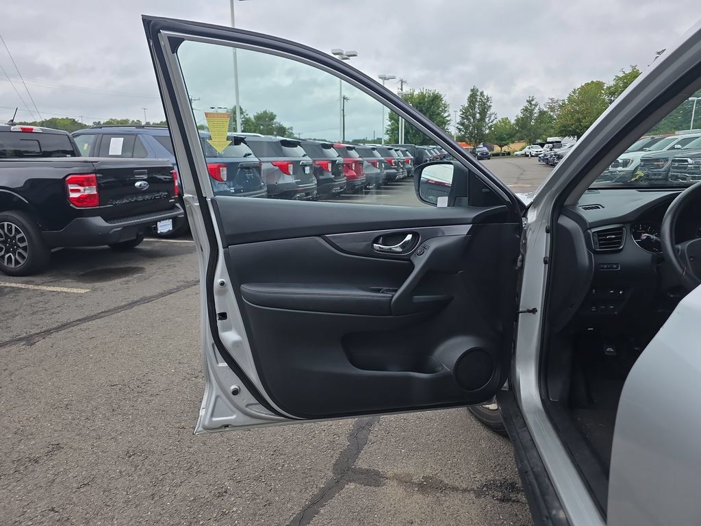 Used 2018 Nissan Rogue SV AWD/4WD image 20