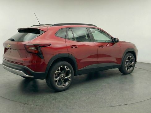 Used 2025 Chevrolet Trax LT FWD image 9