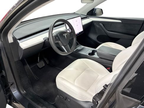 Certified 2023 Tesla Model Y AWD image 9